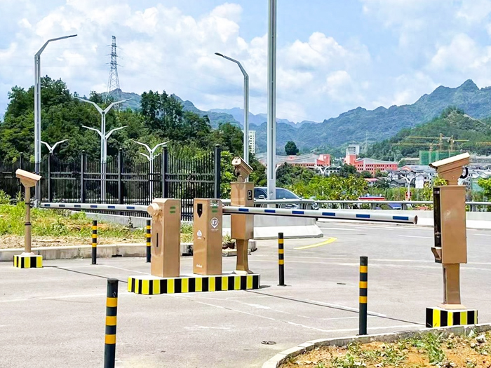 某旅游景点采用 “安快” 一进一出直杆道闸停车管理