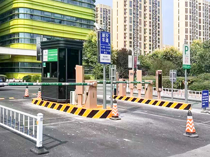 某医院采用 “安快” 多进多出车牌识别系统案例图