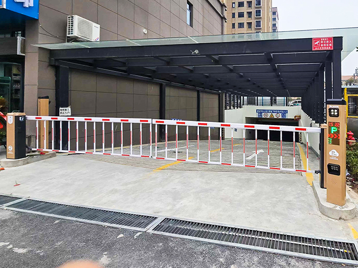 某地下停车场采用 “安快” 一进一出对开栅栏道闸停车管理